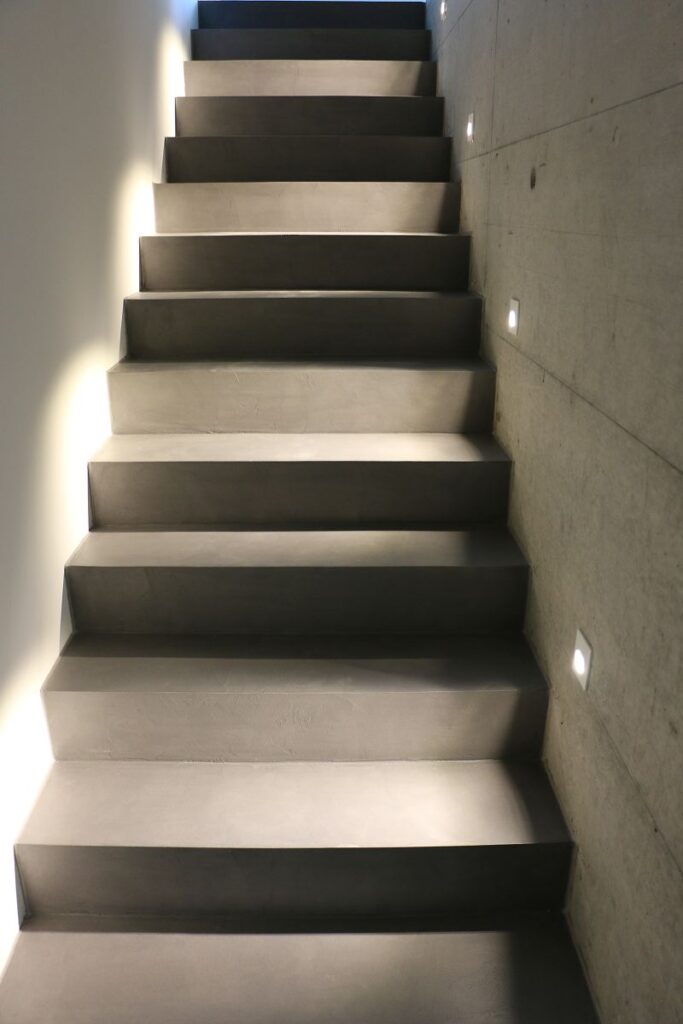 Treppe, Wand und Bodenbeläge