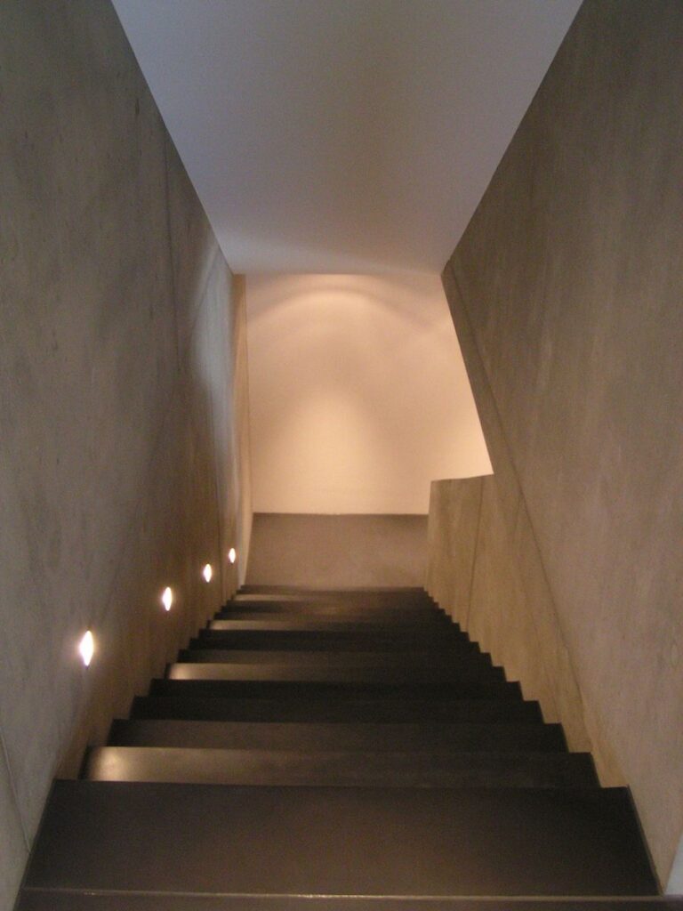 Treppe, Wand und Bodenbelag